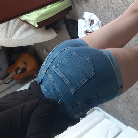 H&M Shorts - Picture 2 of 5